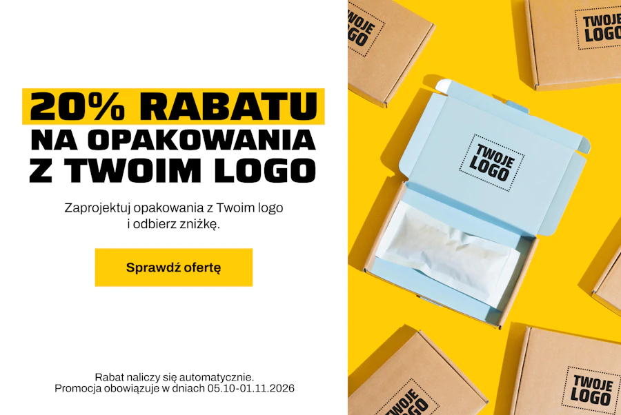 20% rabatu na opakowania z Twoim logo. Zaprojektuj opakowania z Twoim logo i odbierz zniżkę. Rabat naliczy się automatycznie, promocja trwa od 05.10 do 01.11.2026. Uśmiechnięty mężczyzna w okularach niesie stos firmowych opakowań z nadrukiem: foliopak, kolorowy karton i kartonowe pudełko z logo.